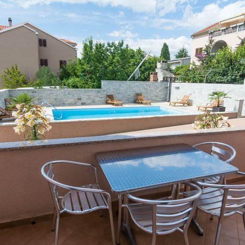 Apartament 4-osobowy na parterze pokój od strony basenu z 2 pomieszczeniami sypialnianymi (możliwa dostawka)