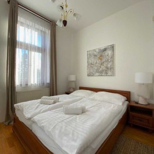 Apartman s balkónem se společnou kuchyňkou s manželskou postelí s 1 ložnicí (s možností přistýlky)