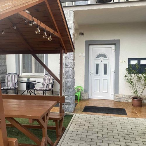 Apartament la parter cu 3 camere pentru 5 pers.