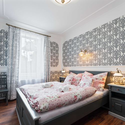 Deluxe Pokoj se sprchou s manželskou postelí