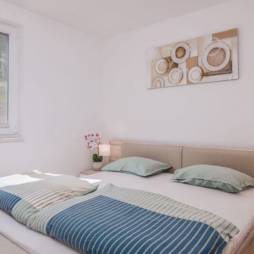 Apartament classic la parter cu 2 camere pentru 4 pers.