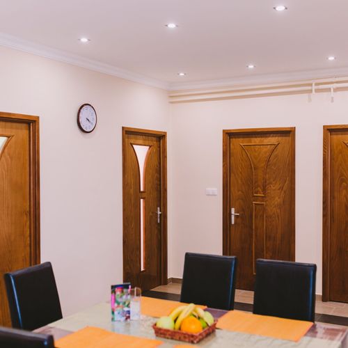 Apartament la parter întreaga unitate cu 2 camere pentru 4 pers. (se poate solicita pat suplimentar)