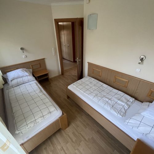 Apartament la etaj cu balcon cu 1 camera pentru 2 pers. (se poate solicita pat suplimentar)