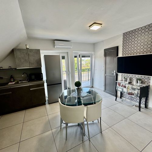 Apartament superior la etaj pentru 10 pers. (se inchirieaza doar integral)