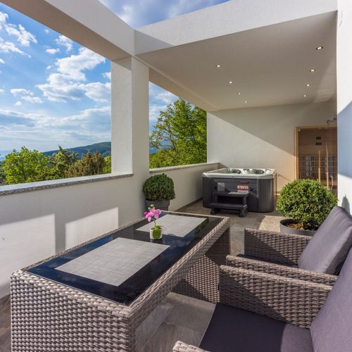 Casă de vacanță la parter cu vedere spre mare pentru 4 pers. (se inchirieaza doar integral)