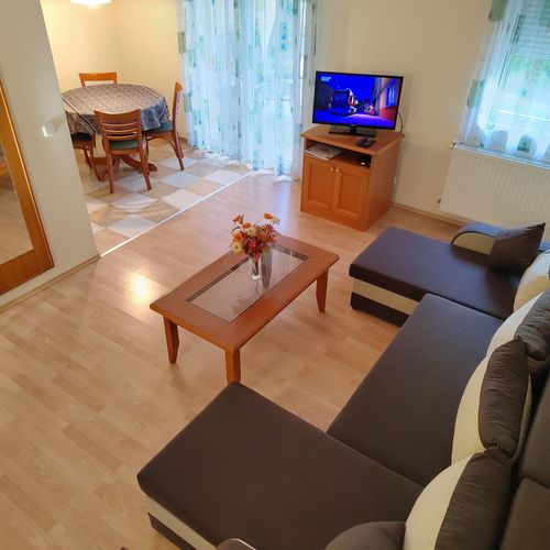 Apartament la parter cu terasă cu 1 camera pentru 2 pers. (se poate solicita pat suplimentar)