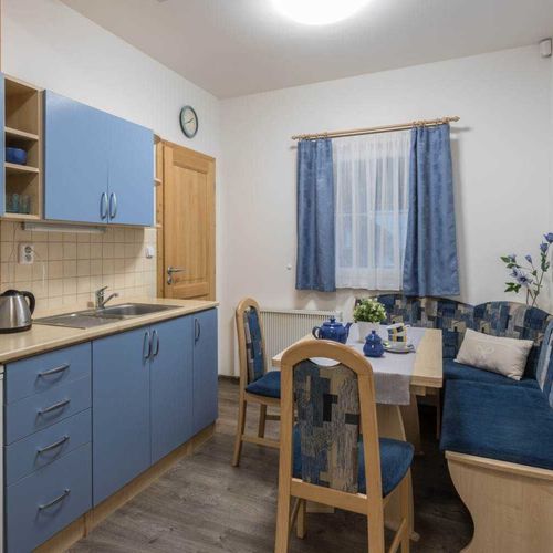 Apartament 4-osobowy z prysznicem z aneksem kuchennym (możliwa dostawka)