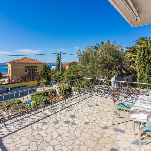 Apartament cu balcon cu vedere spre mare cu 3 camere pentru 6 pers.