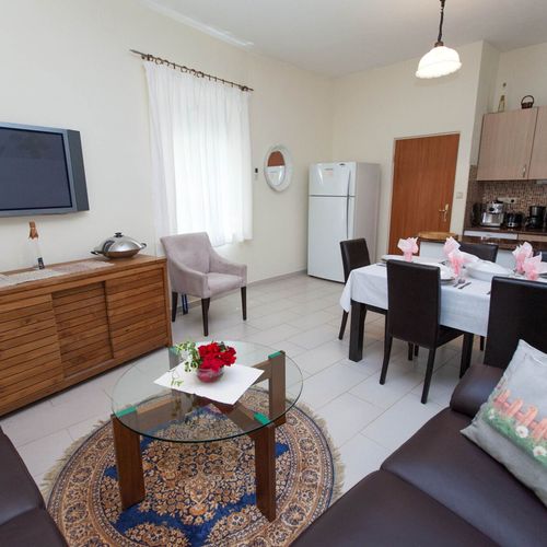 Casă de vacanță întreaga unitate cu vedere spre grădină pentru 8 pers. (se inchirieaza doar integral)
