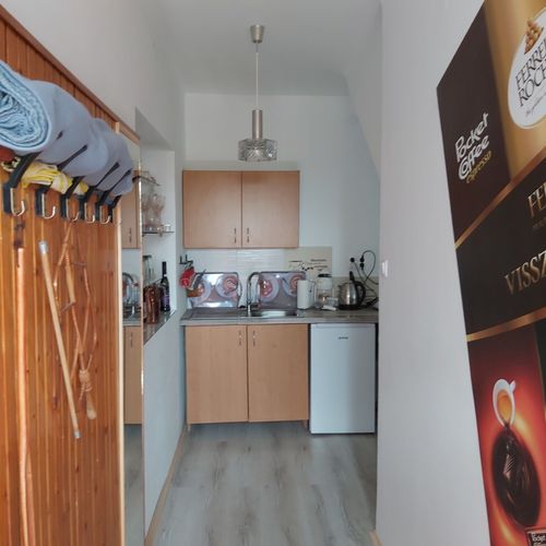 Apartament la etaj cu vedere spre curte cu 1 camera pentru 2 pers. (se poate solicita pat suplimentar)