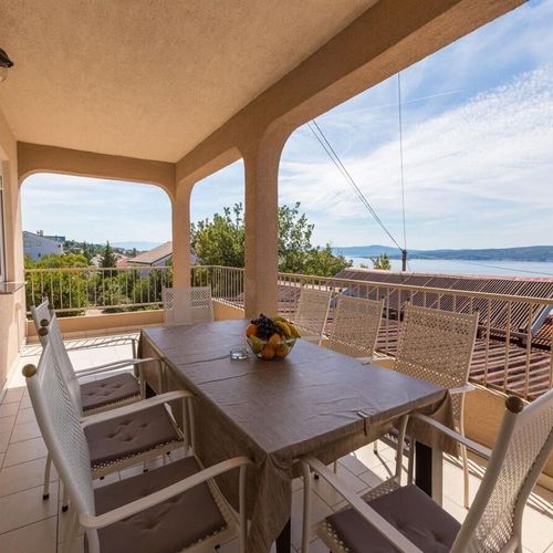 Apartament la etaj cu vedere spre mare cu 4 camere pentru 7 pers.