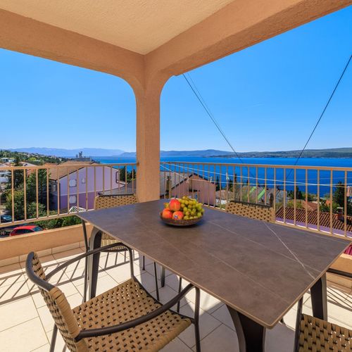 Apartament la etaj cu vedere spre mare cu 2 camere pentru 4 pers.