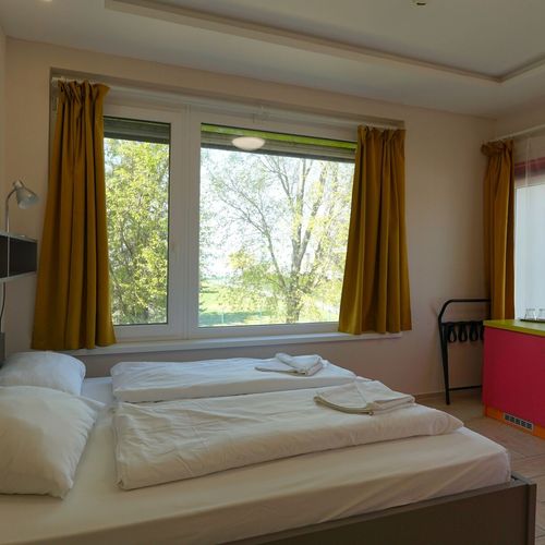Camera dubla cu balcon cu vedere spre curte