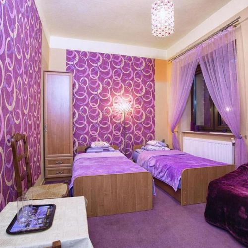 Camera twin cu baie cu chicinetă comună