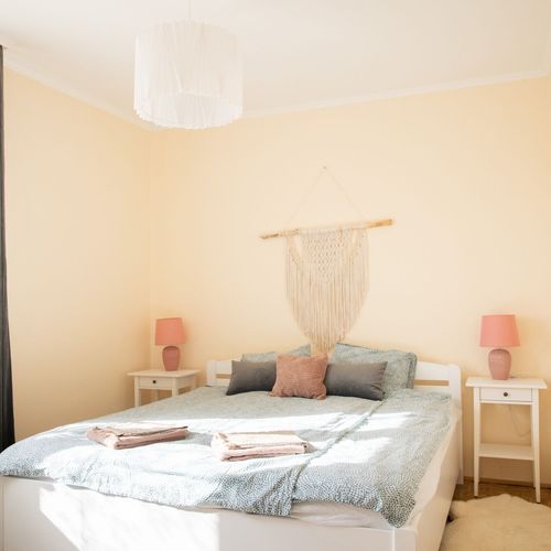 Apartament cu aer condiționat cu vedere spre oraș pentru 2 pers. (se inchirieaza doar integral) (se poate solicita pat suplimentar)