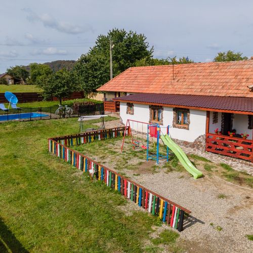 Casă de vacanță cu cadă cu terasă pentru 10 pers. (se inchirieaza doar integral)