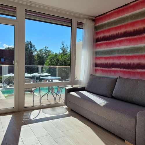 Camera tripla cu balcon lângă piscină