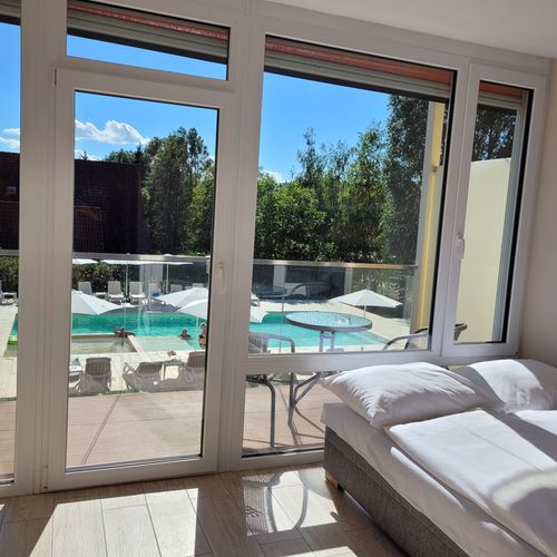 Camera cvadrupla cu balcon lângă piscină