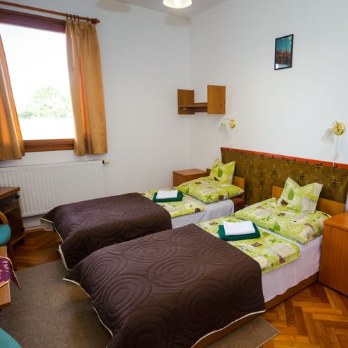Apartament studio la parter cu 2 camere pentru 4 pers.