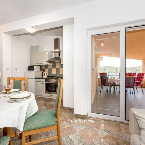 Apartman s klimatizací pro 5 os. se 2 ložnicemi s výhledem na moře A-20298-b