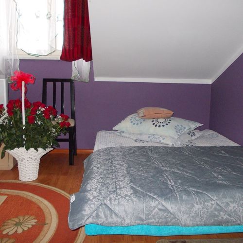Camera dubla la etaj la mansardă (se poate solicita pat suplimentar)