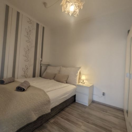 Apartament cu aer condiționat cu terasă pentru 4 pers. (se inchirieaza doar integral)