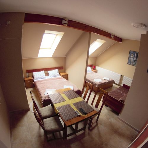 Camera cvadrupla confort la etaj