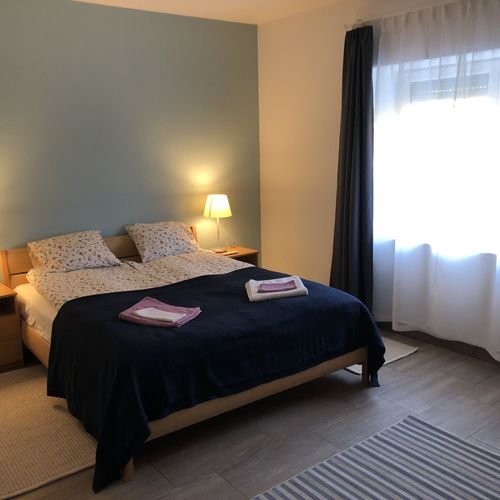 Apartament superior la parter cu 2 camere pentru 4 pers.