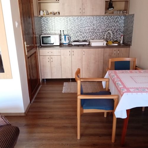 Apartament exclusive la parter cu 1 camera pentru 3 pers. (se poate solicita pat suplimentar)