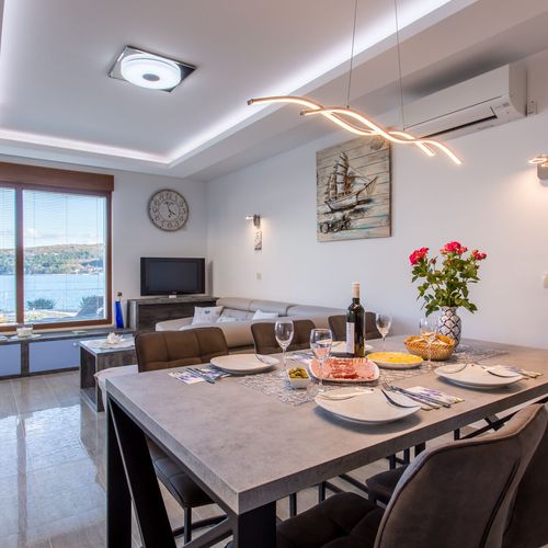 Vilă familial(ă) cu vedere spre mare pentru 6 pers. (se inchirieaza doar integral)