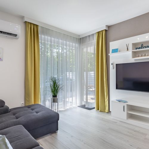 Apartament la parter cu vedere spre curte cu 2 camere pentru 4 pers. (se poate solicita pat suplimentar)