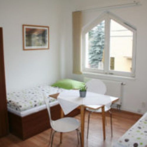 Apartament cu duș cu chicinetă proprie cu 5 camere pentru 12 pers.