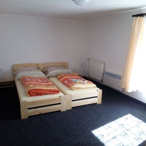 Camera twin cu duș cu chicinetă comună