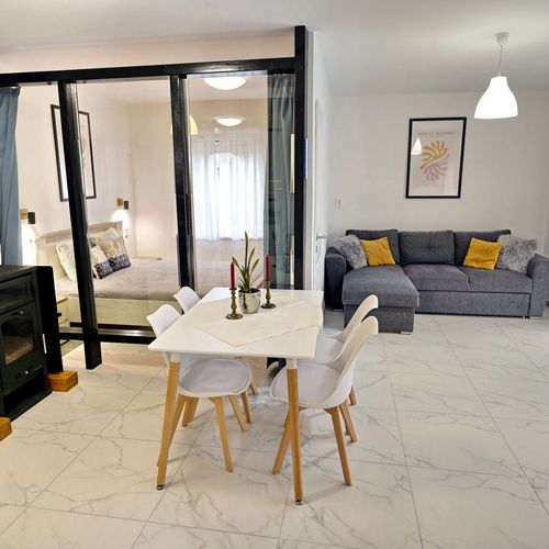 Apartament superior la parter cu 2 camere pentru 4 pers.