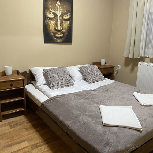 Apartament la parter cu aer condiționat cu 2 camere pentru 4 pers.