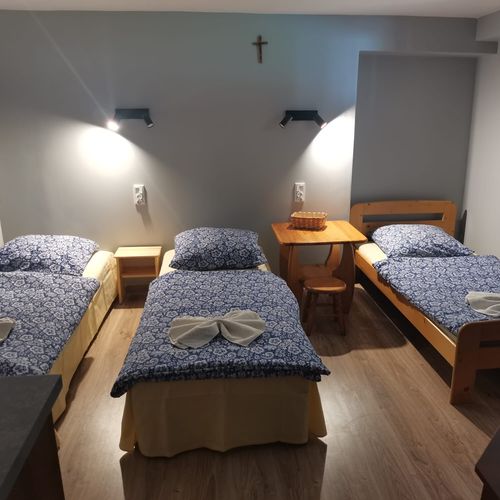 Camera tripla cu duș cu grădină