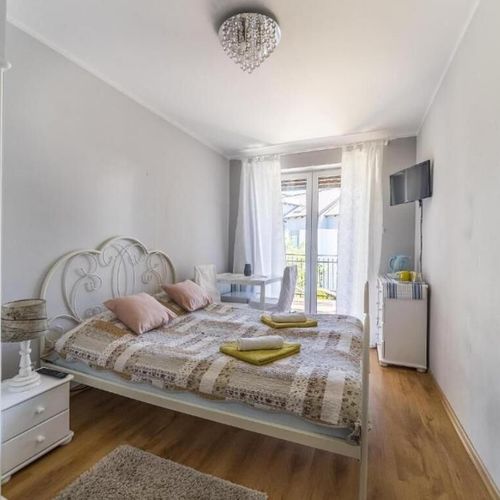 Pokój 2-osobowy z łazienką z widokiem na ogród