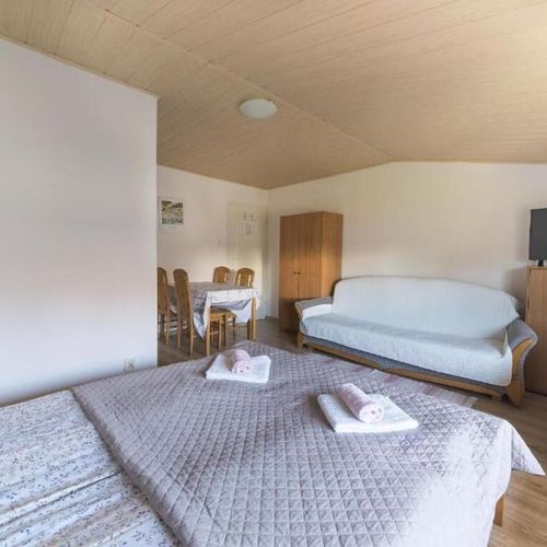 Pokój 3-osobowy z łazienką z widokiem na dziedziniec