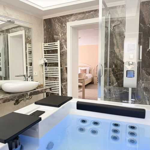 Apartament standard cu balcon cu 2 camere pentru 5 pers.