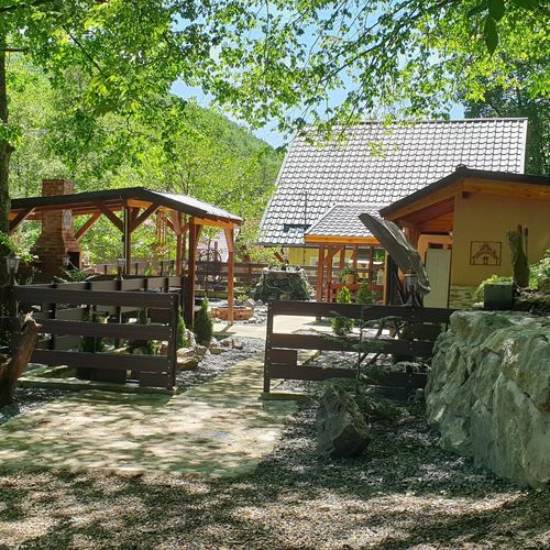 Cabană pentru 8 pers. (se inchirieaza doar integral)