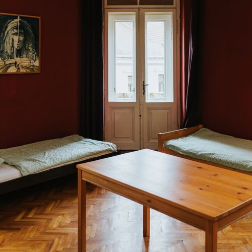 Camera single pat în dormitor comun cu 7 X paturi cu balcon
