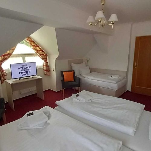 Camera tripla cu duș