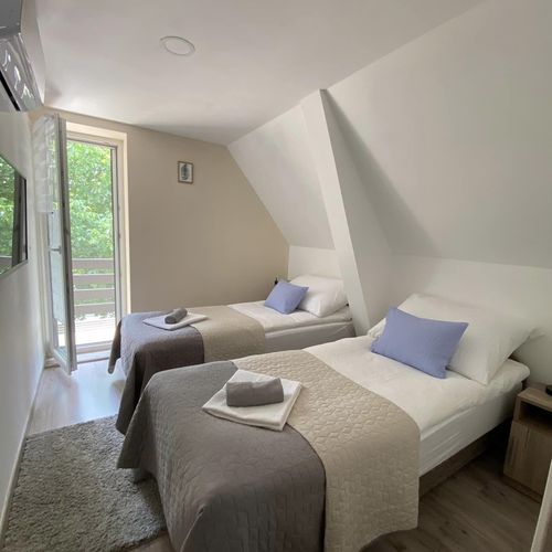 Apartament la etaj cu aer condiționat cu 3 camere pentru 6 pers.