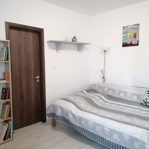 Casă de vară la parter cu vedere spre grădină pentru 6 pers. (se inchirieaza doar integral)