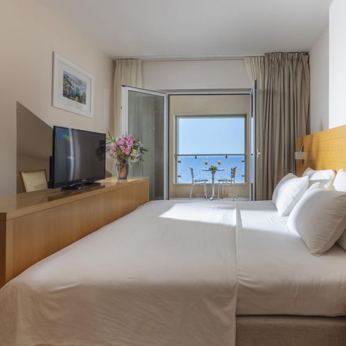 Camera tripla premium cu vedere spre mare