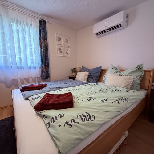 Cabană întreaga unitate cu vedere spre grădină pentru 4 pers. (se inchirieaza doar integral)