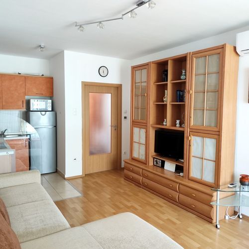 Apartament la etaj cu vedere spre lac cu 2 camere pentru 4 pers.