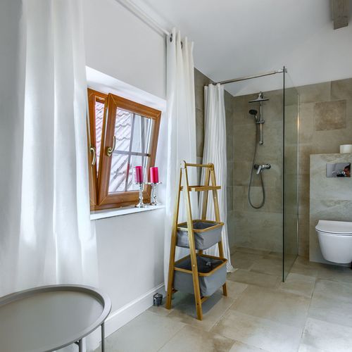 Apartman pro 4 os. se 2 ložnicemi s výhledem do dvora na poschodí