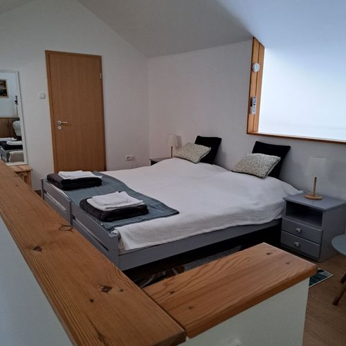 Apartament la etaj cu balcon pentru 4 pers. (se inchirieaza doar integral)