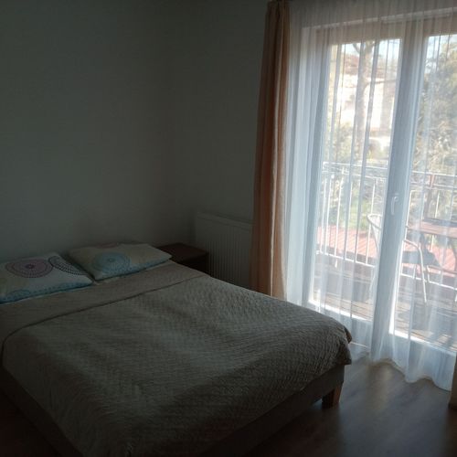 Pokoj s balkónem s manželskou postelí